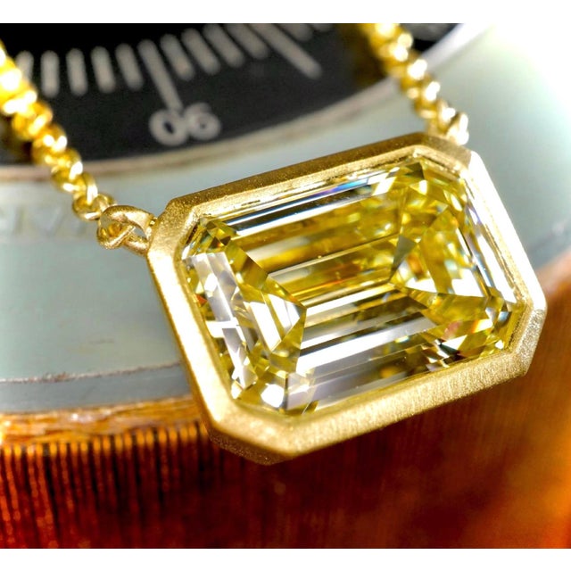 GIA certified 1.00 carat F VS2 emerald cut diamond East-West pendant For Sale - Image 4 of 4