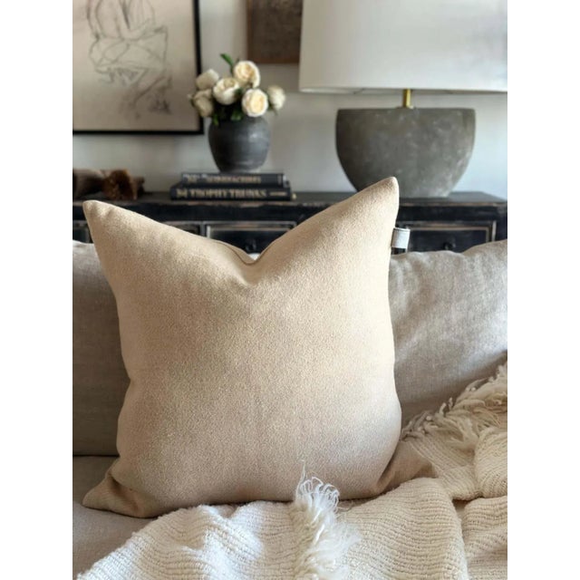 The combination of linen and wool makes for an extra soft and warm fabric. The pillow covers are finished with a zipper...