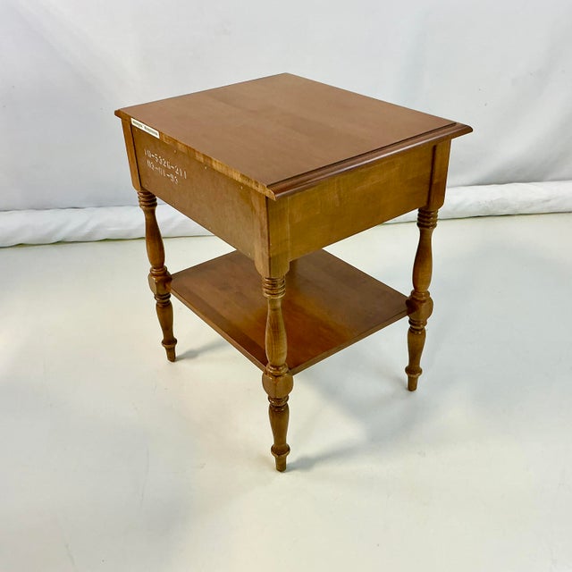 1970s Vintage Ethan Allen Americana Traditional Heirloom Nutmeg Maple Side Table For Sale - Image 10 of 14
