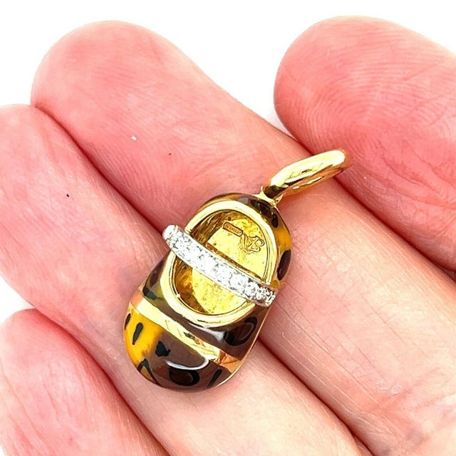 This authentic Tiffany & Co. HardWear solitaire ring is crafted in solid 18k rose gold and features a striking black onyx...