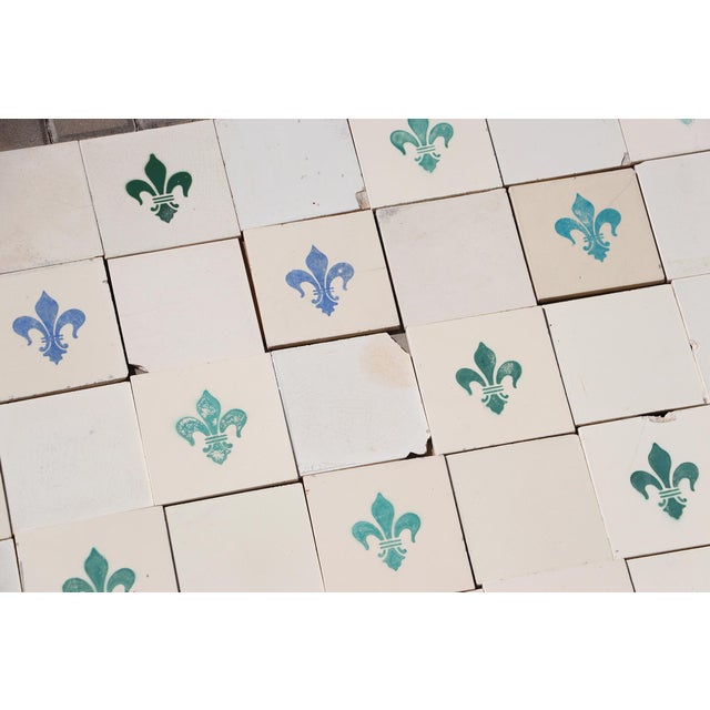 1900s Portuguese Large Antique Fleur-De-Lis & Plain White Tiles Set of 77 For Sale - Image 4 of 18