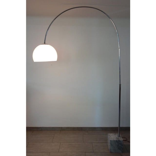 1970s Italian Arc Floor Lamp in the style of Guzzini, 1970s For Sale - Image 5 of 17