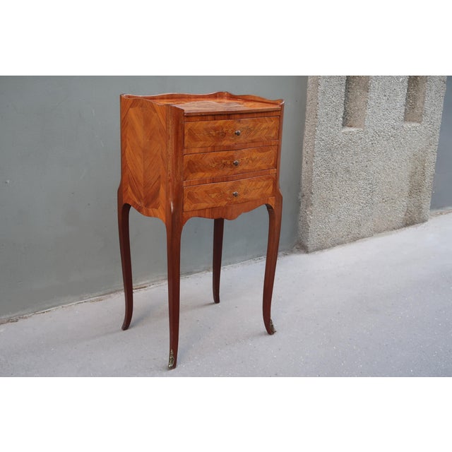 French Louis XV style side table / nightstand. Parisian work around 1940. Good vintage condition. Wear and patina...