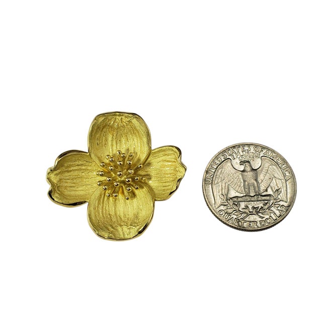 Late 20th Century Tiffany & Co. 18 Karat Yellow Gold Dogwood Flower Brooch For Sale In New York - Image 6 of 6