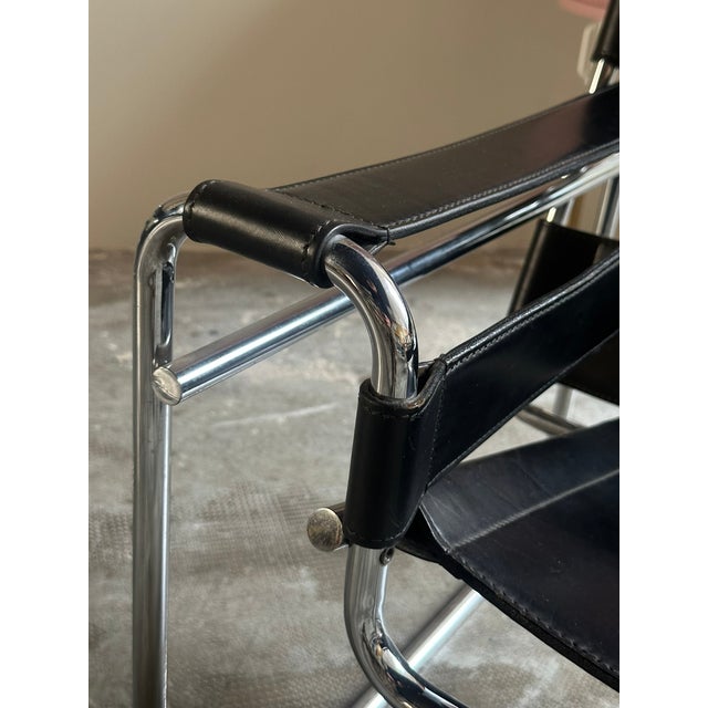 Black Wassily Armchairs in Black Leather by Marcel Breuer for Gavina, 1970s, Set of 2 For Sale - Image 8 of 15