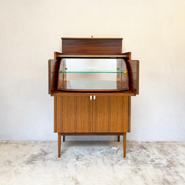 Mid-Century Modern Metamorphic Walnut Cocktail Cabinet from Cox & Cox Ltd., 1950s For Sale - Image 3 of 17