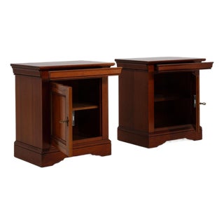 20th Century France Rich Mahogany Pair Of Mahogany Bedside Cabinets For Sale