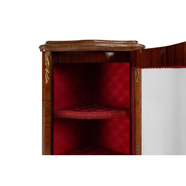French Louis XV Style Corner Display Cabinet with Arched Glass, 1950 For Sale - Image 4 of 17