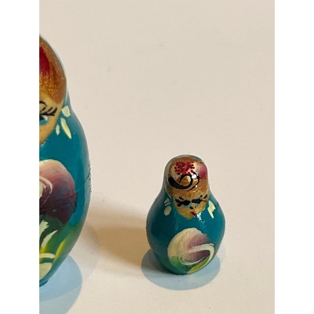 Blue Set of 5 Mint Condition Vintage Hand-Painted Matryoshka Nesting Dolls, 5-Piece Green Laquer With Gold Black and Red Accents For Sale - Image 8 of 14