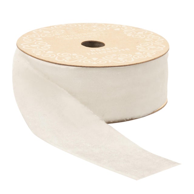 Add a touch of elegance to your creative projects with our Raw Edge Velvet Ribbon in a bright white tone. Made from a...