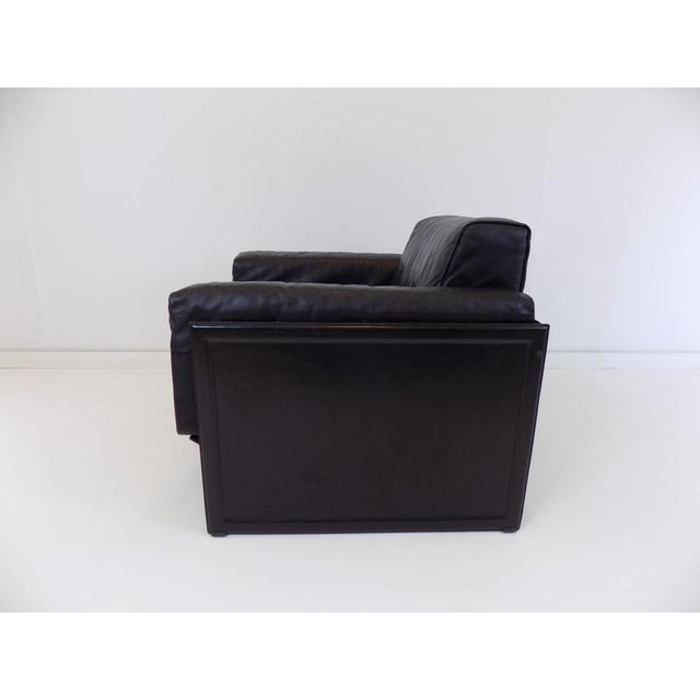 These 2 KM 3/1 armchairs by Matteo Grassi come in a black color. The thick buffalo leather of the back and seat cushions...