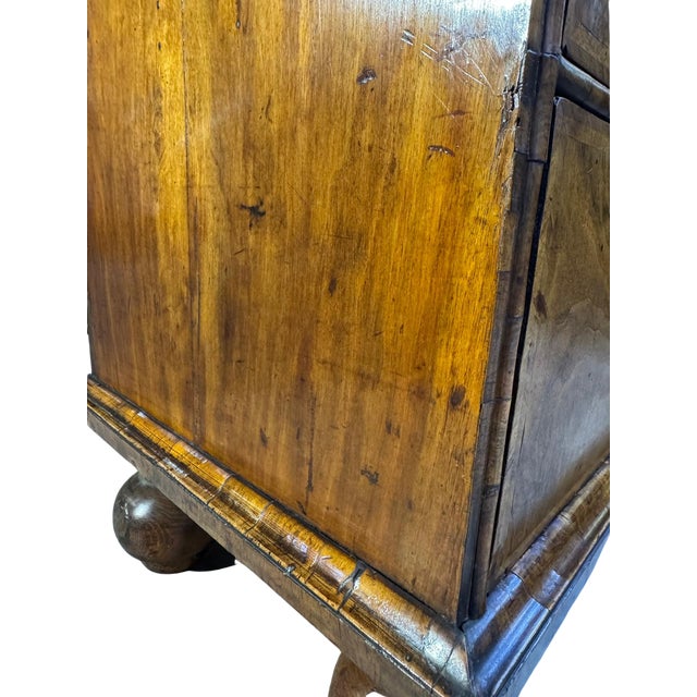Early 18th Century English Walnut Chest on Chest, Queen Anne Period, Circa 1710–1730 For Sale In New York - Image 6 of 8
