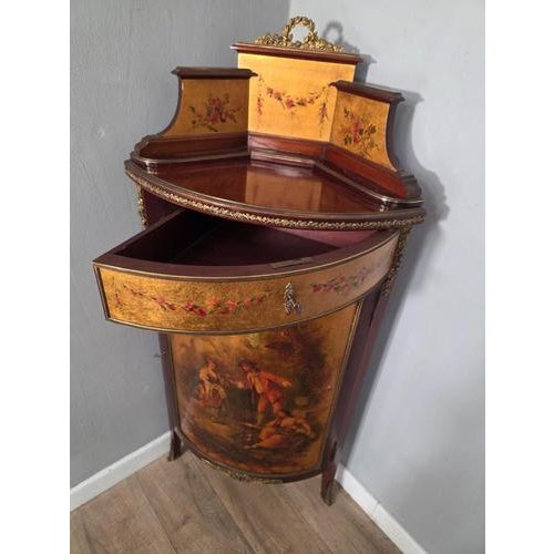 Antique French Corner Cupboard, 1900s, in Very Good conditions.