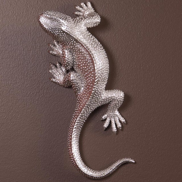This little guy has such detail, that if it weren't for the metallic nickel finish, you would swear it was real! Team it...