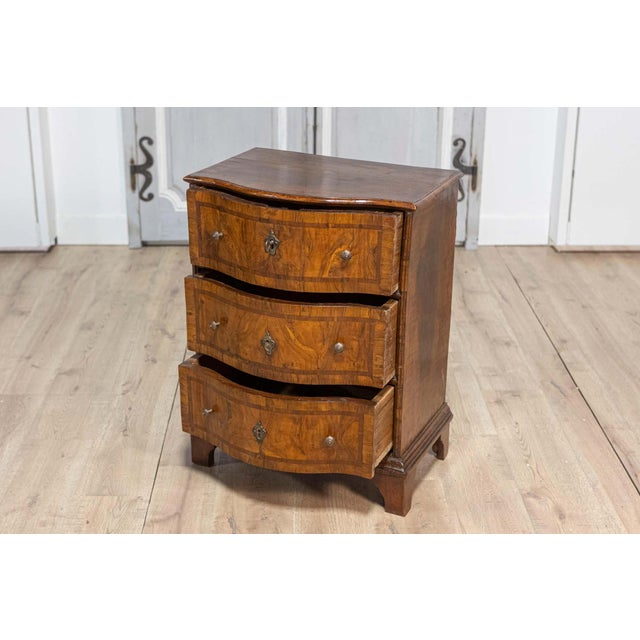 Italian 18th Century Walnut and Mahogany Three-Drawer, Serpentine Front Chest For Sale In Atlanta - Image 6 of 11