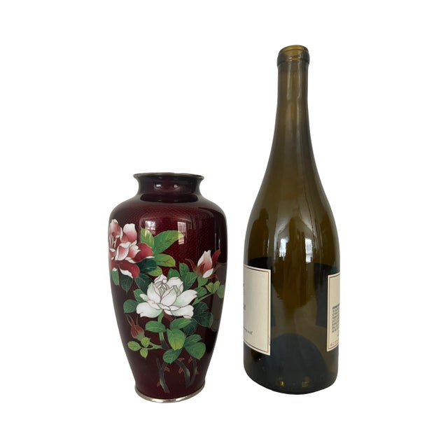 Skilfully made by Japanese craftsmen, this good sized Ginbari cloisonné vase is stunning. Two simple roses - a pink/red...