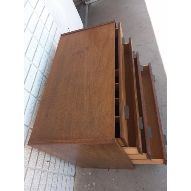 Founders Mid Century Dresser Jack Cartwright This 4 drawer chest is made out of walnut. The chest has no label. 36x28x18