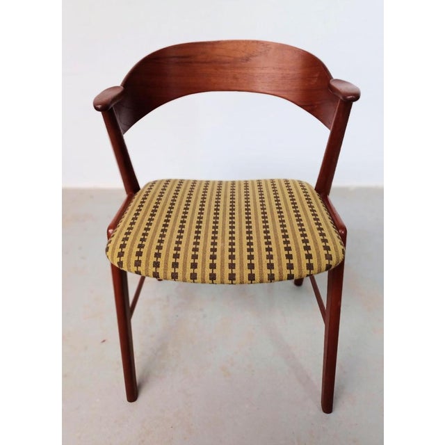 Six teak dining chairs in excellent condition. The set of dining chairs in teak festuring curved backrests and elegant...
