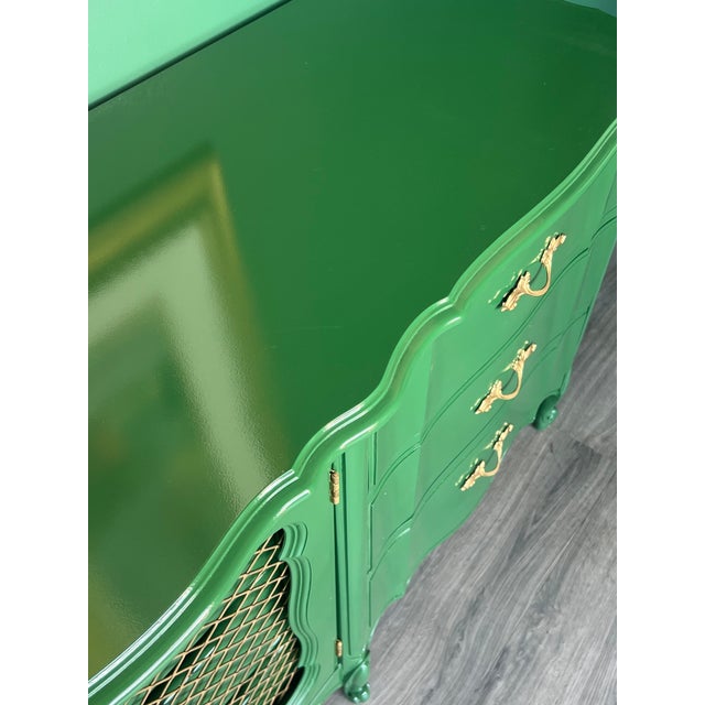 1970s French Provincial Green Lacquered Dresser of Nine Drawers For Sale - Image 15 of 16
