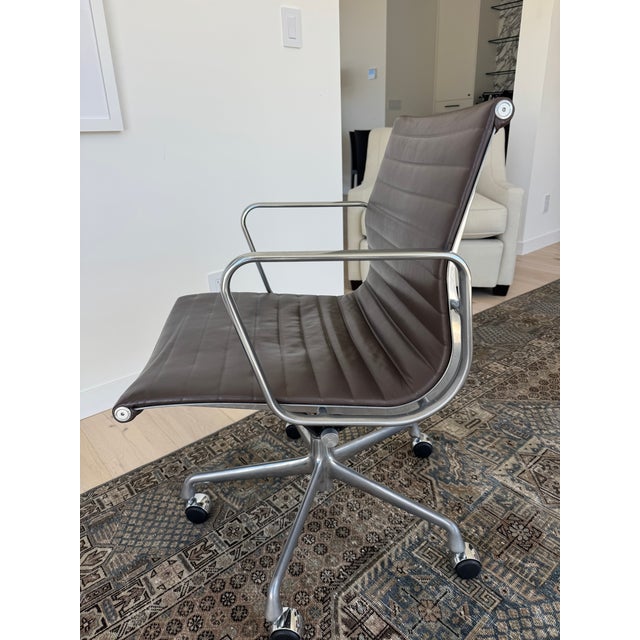 An iconic Eames Aluminum Group Management Chair designed by Charles and Ray Eames for Herman Miller. This classic mid-...