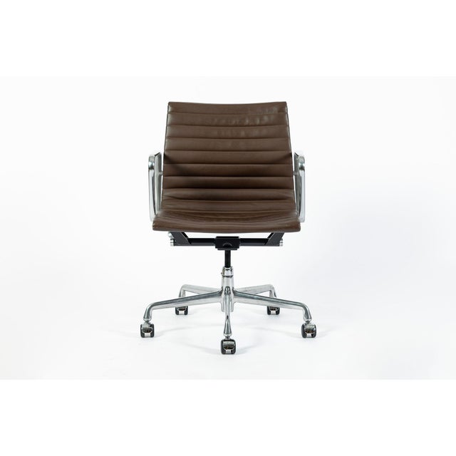 Set of 4 Eames Thin Pad Office Chairs for Herman Miller, Brown Leather Aluminum Group For Sale - Image 11 of 16