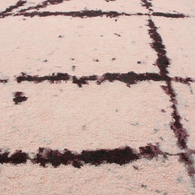 Hand knotted in one of the most reputed workshops in Nepal, this modern wool and silk rug enjoys a brilliant, very modern...