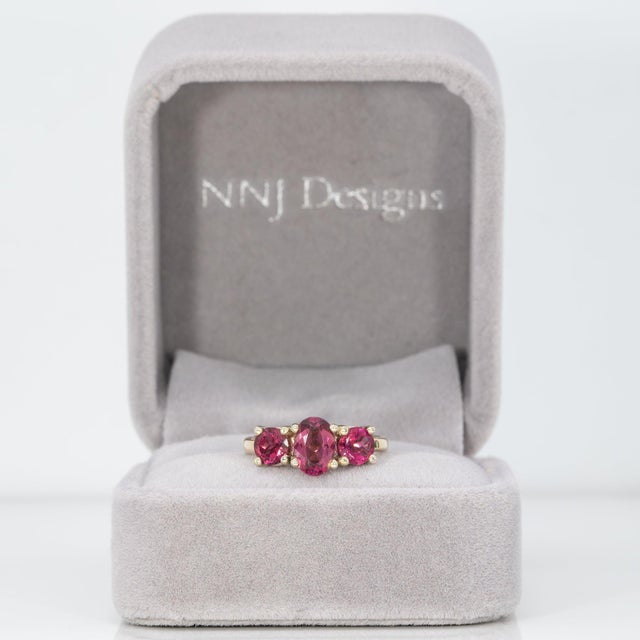 Modern 1.7Ct Three-Stone Rubellite Tourmaline Ring in Solid 14k Gold, Oval Cut 7x5mm, Size 6.75 For Sale - Image 3 of 9