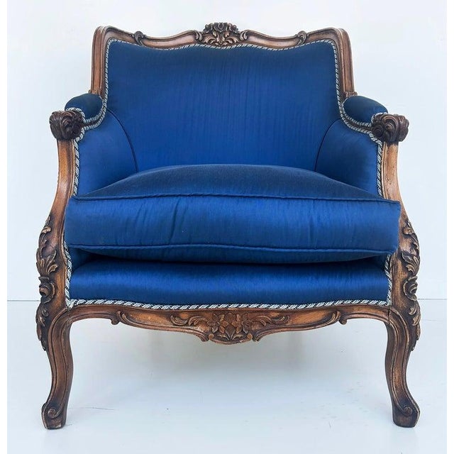1920s 1920s Carved Walnut French Bergeres Armchairs Upholstered in Silk, a Pair For Sale - Image 5 of 15