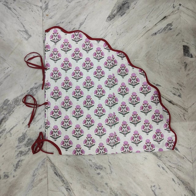 Indian Handmade Scalloped Pink Poppy Christmas Tree Skirt with Burgundy Piping For Sale - Image 3 of 3