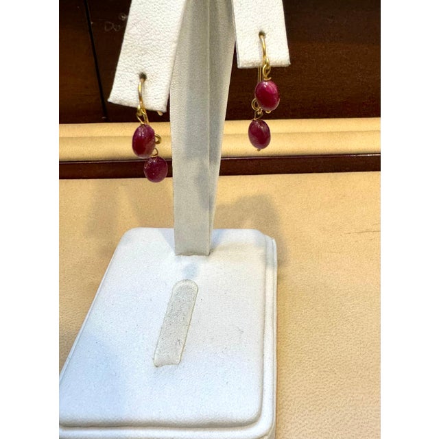 Contemporary 85 Ct Natural Ruby Bead Single Strand Necklace +Matching earrings in 22 K Gold For Sale - Image 3 of 18