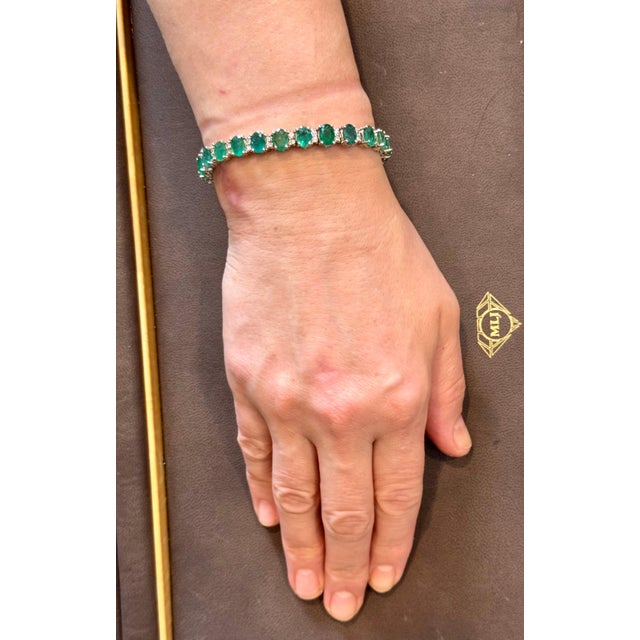 21 Carat Emerald 1.6 Carat Diamond Tennis Bracelet 14 Karat White Gold For Sale - Image 12 of 18