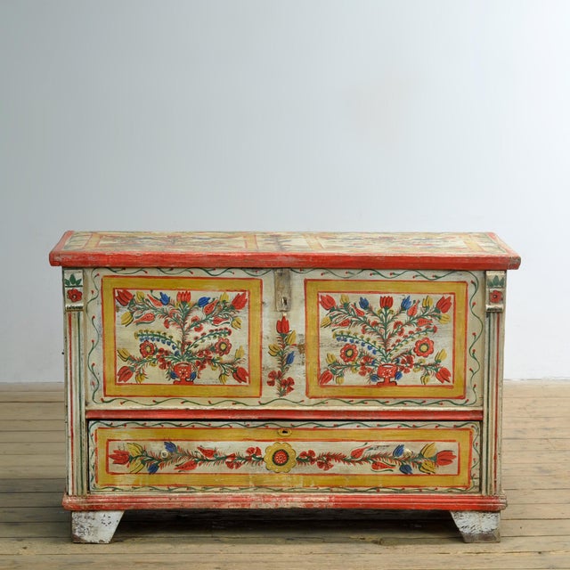 This vintage pine chest with a drawer from the mid-20th century is a real eye-catcher. It is richly decorated with hand-...