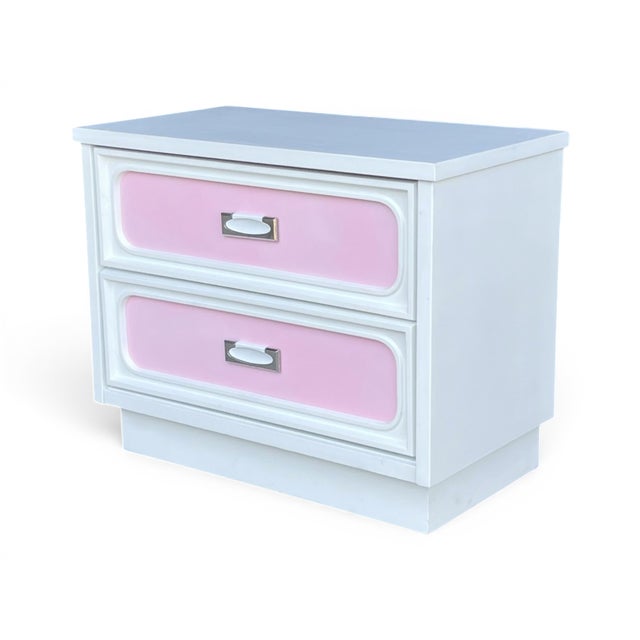 1970s Restored Mid-Century Modern White & Blush Pink Nightstands – A Pair For Sale - Image 5 of 9