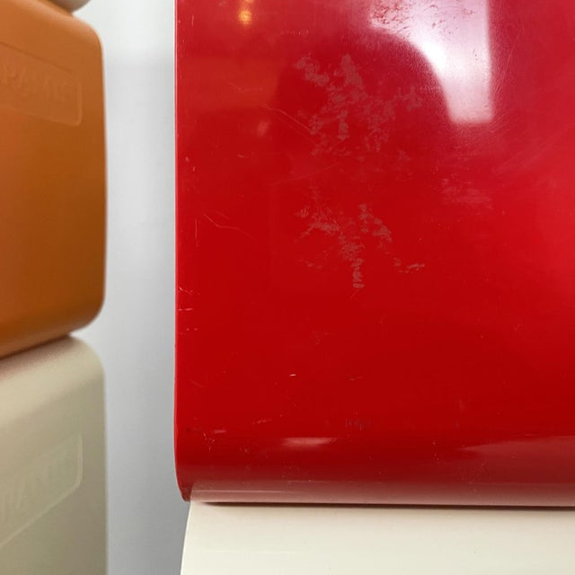 Space Age Italian Red, Orange, and White Plastic Magazine Rack from Aramis, 1970s, Set of 8 For Sale - Image 17 of 18