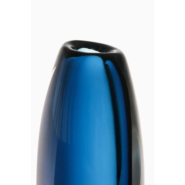 1960s Dark Blue Glass Vase by Vicke Lindstrand, 1960s For Sale - Image 5 of 7
