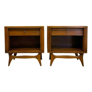 Vintage Mid Century Modern Walnut Nightstands With Sculpted Stretcher Base and Faux Turquoise Handle Inlay- Pair. For Sale