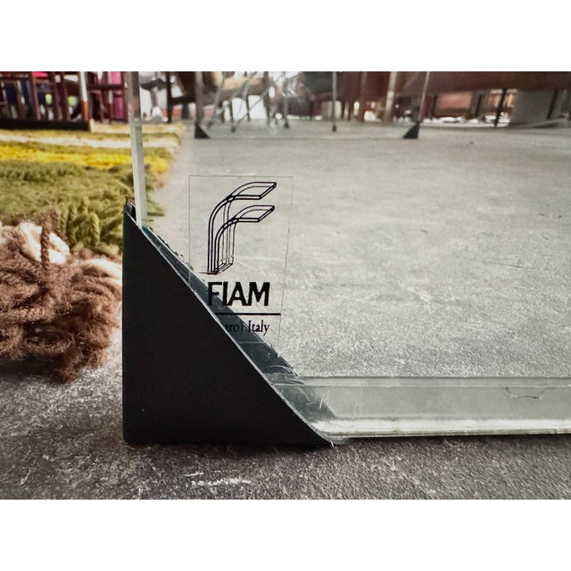 Single-piece structure in extra-clear, heat-curved glass, waterfall shape with a horizontal top and two folded sides....