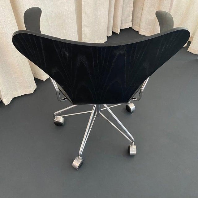 Arne Jacobsen Black Series 7 Swivel Adjustable Armchair Model 3217 Fritz Hansen For Sale - Image 11 of 15