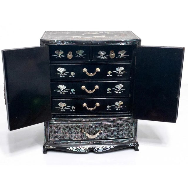 Wood Antique Chinese Black Lacquer Double Dragon & Deers Jewellery Box Inlaid With Mother of Pearl For Sale - Image 7 of 9