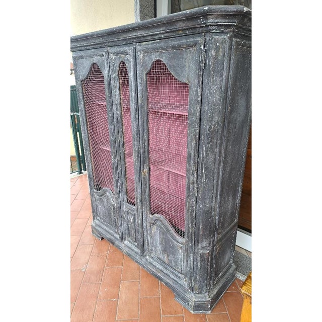 Vintage / Retro (1960s - 1980s) Matte black shabby chic display cabinet with metal mesh – 1960s/1980s. Special shabby chic...