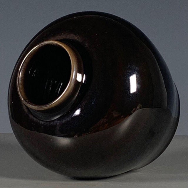 Black Glazed Porcelain Ginger Jar With Brown Rim and Unusual Glaze Break For Sale In Los Angeles - Image 6 of 9