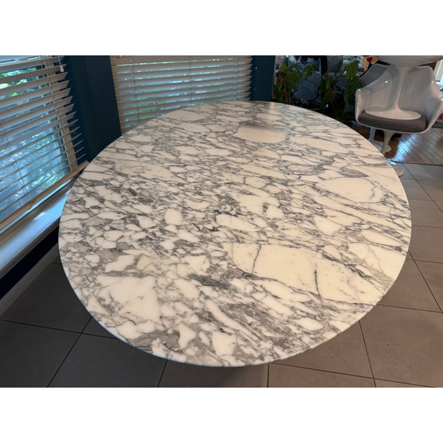 Mid-Century Modern Knoll Saarinen 72” Oval Arabescato Satin Table For Sale - Image 3 of 6