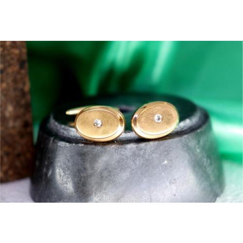 Oval-shaped gold cufflinks with zirconias in the center. Metal: Gold. Origin: Portuguese. Brand: Dragão. Weight: 4.87...