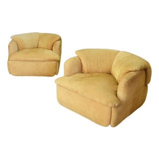 Confidential Lounge Chairs in Ochre Suede by Alberto Rosselli for Saporiti, 1970s, Set of 2 For Sale
