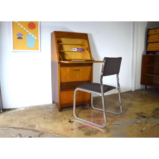 These are two beautifully designed chrome chairs from the 1970s. The dynamic chrome frame gives the chairs a distinctive...