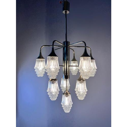 This 10-light chandelier by richard essig is an impressive lighting fixture that effortlessly bridges the gap between...