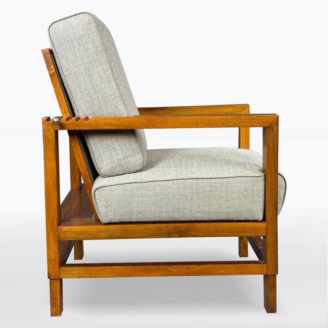 An elegant reclining chair from the 1940s that combines functionality with timeless design. The chair has been expertly...