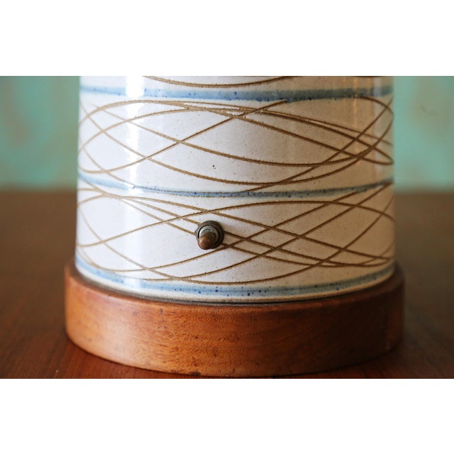 Mid-Century Modern 1960s Gordon and Jane Martz M85 Lamp for Marshall Studios Matte White Blue and Tan Incised Decoration For Sale - Image 3 of 11