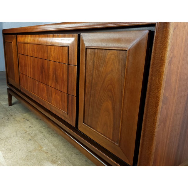 United Furniture Corporation 1960s Walnut Mid Century Modern Credenza Buffet by United Furniture For Sale - Image 4 of 12