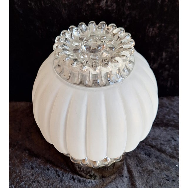1970s Vintage Table Lamp with Chrome-Plated Metal Base and Relief Glass Shade by Graewe, 1970s For Sale - Image 5 of 8